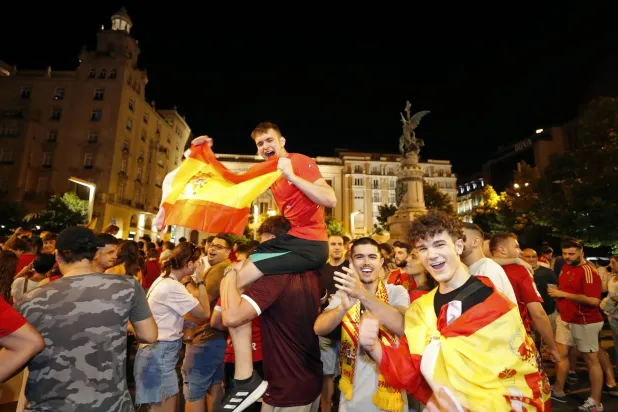 احتفالات عارمة في شوارع مدريد (إ.ب.أ)