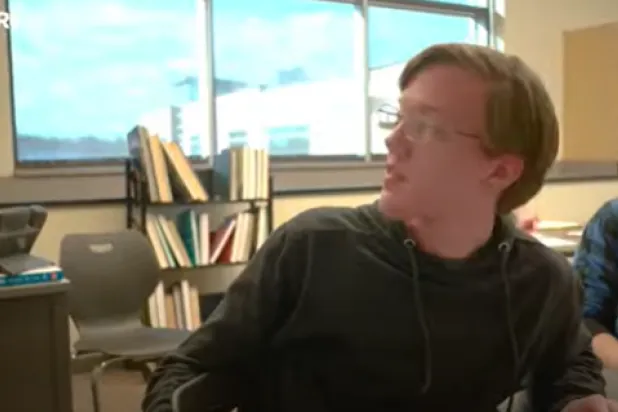 توماس ماثيو كروكس خلال ظهوره في الإعلان