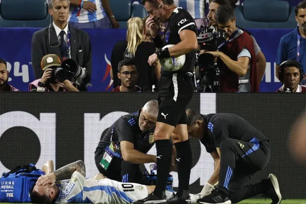 ميسي بكى بسبب ألم الإصابة التي عانى منها (إ.ب.أ)