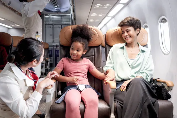 استخدام حزام الأمان أثناء الجلوس في مقعد الطائرة (شاترستوك)