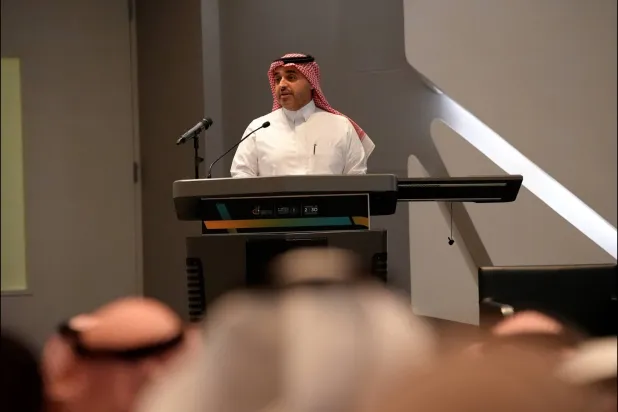 المهندس أنس المديفر الرئيس التنفيذي لبرنامج تنمية القدرات البشرية يتحدث خلال الحفل (تصوير: تركي العقيلي)
