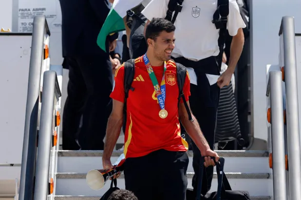 رودري الفائز بلقب أفضل لاعب في بطولة أوروبا لكرة القدم (رويترز)