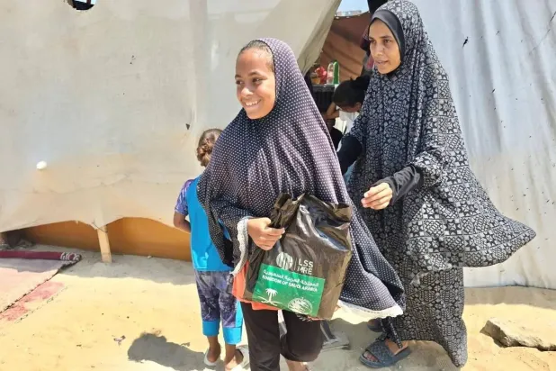 يوجد في منطقة المواصي غرب خان يونس مئات الآلاف من النازحين (واس)