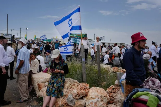 مستوطنون إسرائيليون في مستوطنة إيفياتار بالضفة الغربية (أ.ب)