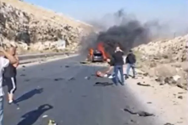 صورة نشرها «المرصد السوري» للسيارة المستهدفة