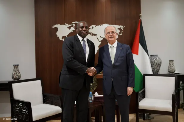 رئيس الوزراء الفلسطيني محمد مصطفى (يمين) يلتقي في رام الله وزير الخارجية البريطاني ديفيد لامي (إكس)