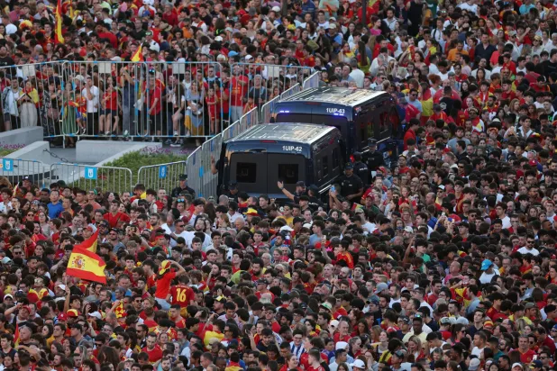 حافلة لاعبي منتخب إسبانيا وسط احتفالات الجماهير (رويترز)