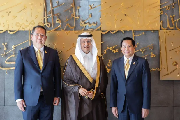 الأمير عبد العزيز بن سلمان لدى استقباله الوزير بيرابان سالير اثافيبهاغ (الطاقة السعودية)