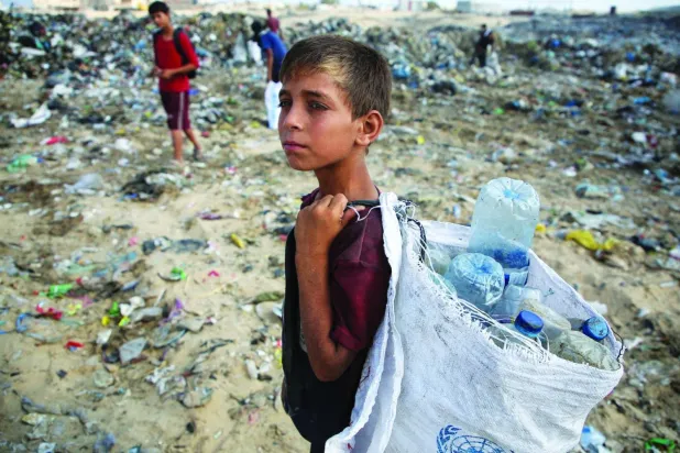 Han Yunus'taki bir çöp sahasının yakınında Filistinli bir çocuk (Reuters)