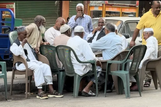 مقهى شعبي بالجيزة يضم تجمعاً سودانياً (الشرق الأوسط)
