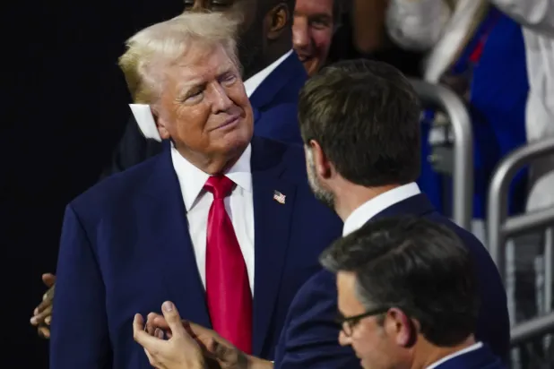 الرئيس الأميركي السابق دونالد ترمب يضع ضمادة على أذنه اليمنى حيث أصيب بالرصاص (إ.ب.أ)