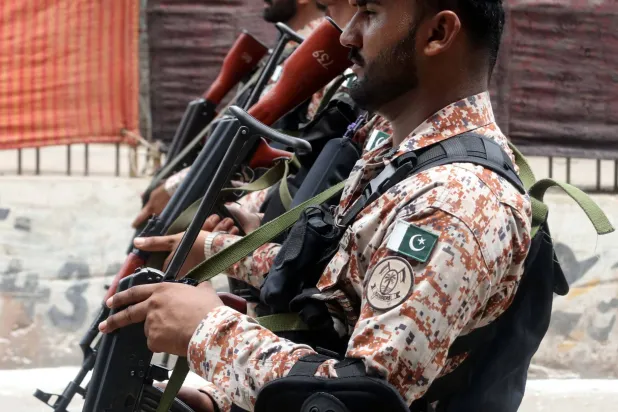 استنفار أمني في يوم عاشوراء في كراتشي بباكستان (إ.ب.أ)