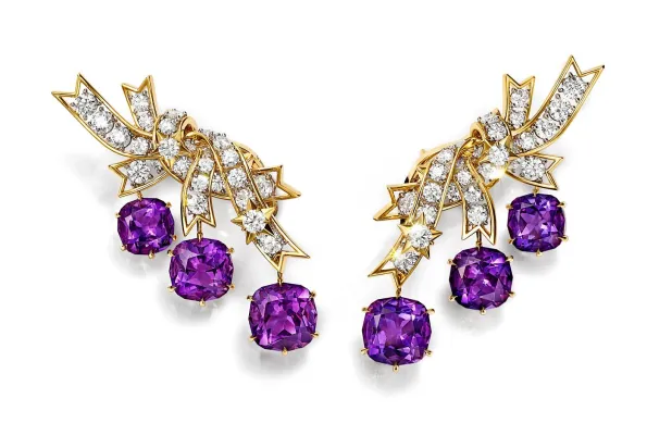 أقراط أذن من مجموعة «شوتينغ ستار» من الماس والذهب الأصفر والجمشت (تيفاني أند كو)