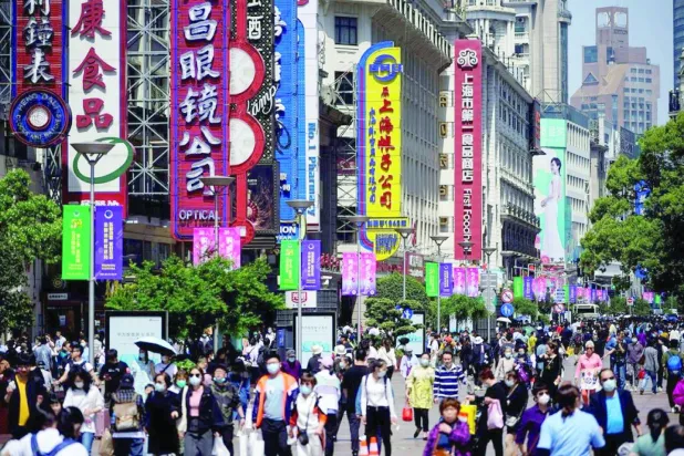 أحد الشوارع التجارية بالعاصمة الصينية بكين (رويترز)