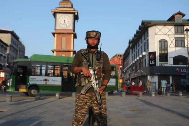 قوات الأمن في كشمير في حالة تأهب قصوى بعد أن كشفت السلطات أن المسلحين اعتمدوا تكتيكات «الإرهاب الخفي» في سلسلة هجمات منطقة جامو (إ.ب.أ)