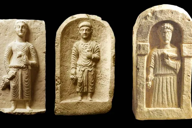 شاهد قبر من البحرين، يقابله شاهدان من تدمر