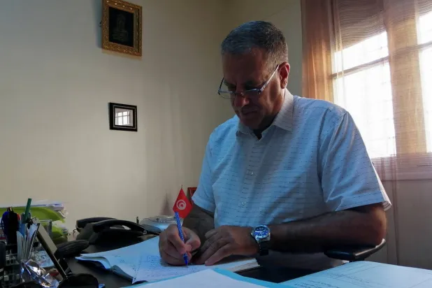 الناشط السياسي والوزير السابق غازي الشواشي (رويترز)