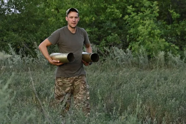 تسعى أوكرانيا إلى تقليص اعتمادها على المساعدات العسكرية الغربية (رويترز)