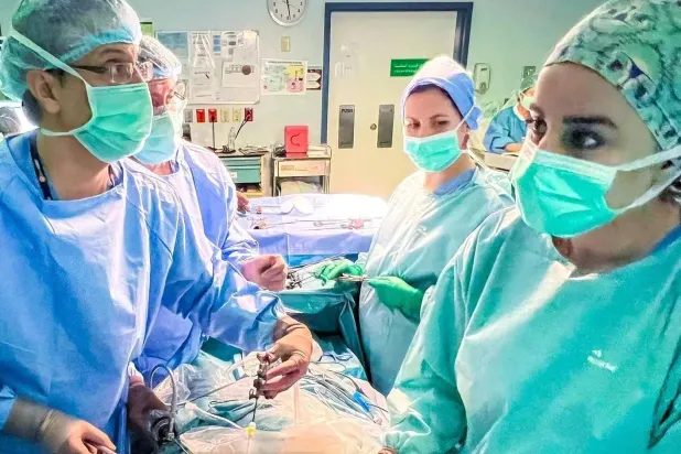 الإجراء الجراحي يحافظ على الجنين داخل الرحم لبقية فترة الحمل (مستشفى التخصصي)