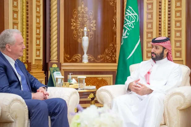 الأمير محمد بن سلمان والسيناتور كريس فان هولين استعرضا أوجه التعاون بين البلدين (واس)