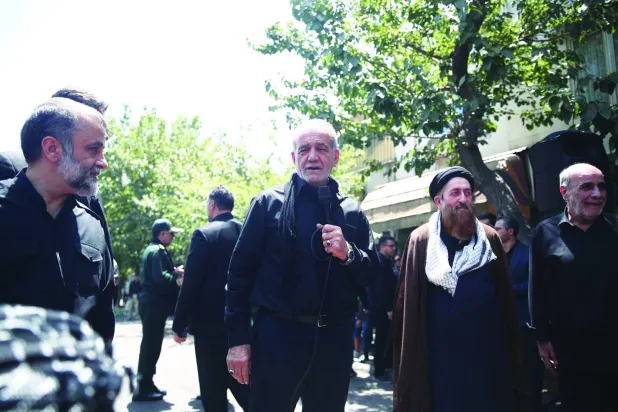 بزشكيان يغازل المحافظين بعد وعوده بتخفيف القيود