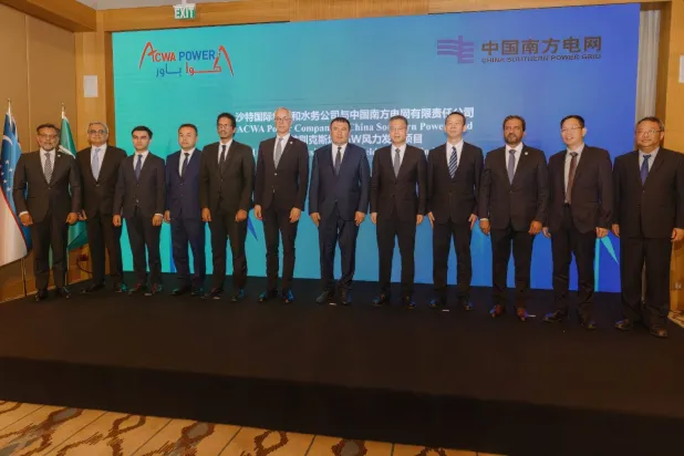 صورة جماعية لممثلي الشركات والمسؤولين في حفل التوقيع (الشرق الأوسط)