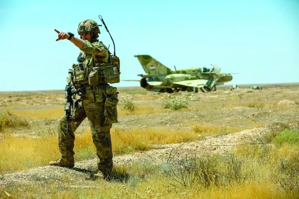 جندي من قوات التحالف الدولي خلال دورية قرب قاعدة «عين الأسد» الجوية في العراق (أرشيفية - سانتاكوم)