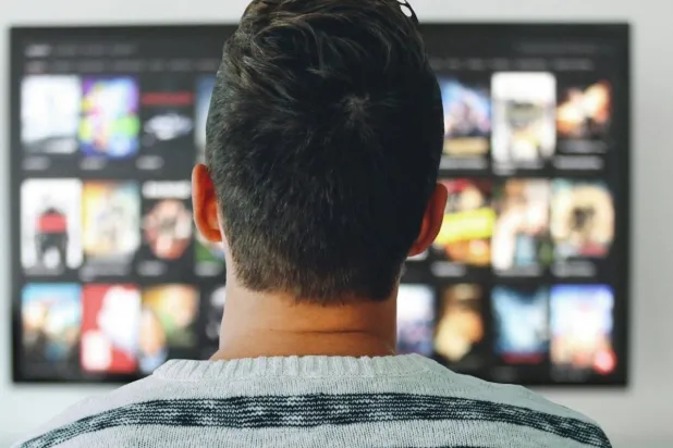 النشاط الخفيف يفيد الأشخاص خلال مشاهدة التلفزيون مساء (جامعة بوسطن)