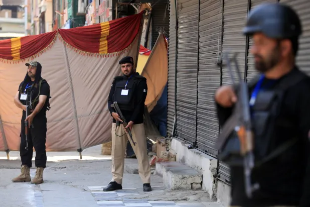 قوات الأمن الباكستانية في بيشاور 15 يوليو 2024 (إ.ب.أ)