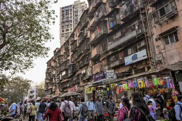 مومباي مدينة دائمة الحركة والزحمة (نيويورك تايمز)