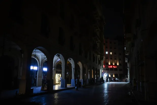 الحكومة المصرية لجأت لـ«تخفيف الأحمال» للحفاظ على الكفاءة التشغيلية لشبكة الكهرباء (إ.ب.أ)