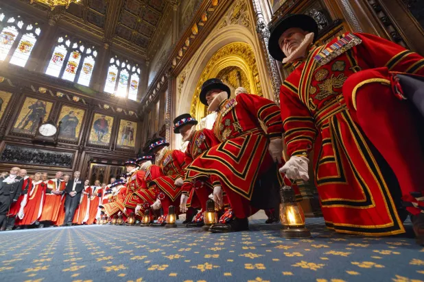 رجال الحرس الملكي البريطاني الرّسمي يحملون الفوانيس ضمن تقليد قديم يقوم على تفتيش مقر البرلمان لحماية الملك (إ.ب.أ)