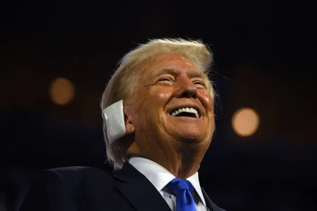 الرئيس الأميركي السابق دونالد ترمب ضاحكاً خلال مؤتمر الحزب الجمهوري في ويسكونسن (د.ب.أ)