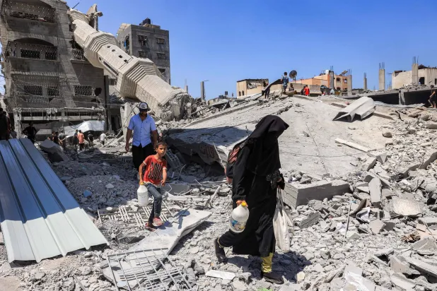 مسجد مدمّر نتيجة الضربات الإسرائيلية في النصيرات بوسط قطاع غزة الأربعاء (أ.ف.ب)