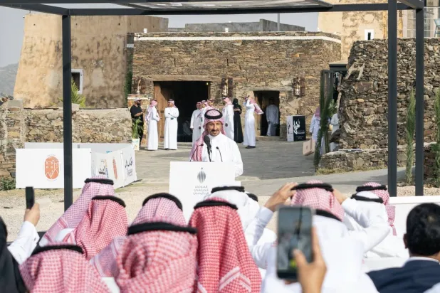 وزير السياحة متحدثاً للحضور خلال المؤتمر الصحافي في أبها (الشرق الأوسط)