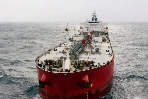 مركز الأمن البحري في سلطنة عُمان أعلن مساء اليوم الاربعاء عن إنقاذ 9 من أفراد طاقم ناقلة النفط «بريستيج فالكون» بعد يومين من انقلابها. (العمانية)