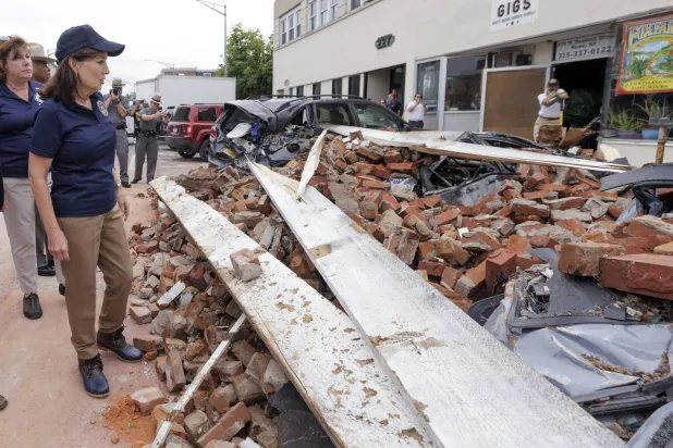 صورة تظهر بعض الأضرار الناجمة عن الإعصار الذي ضرب نيويورك (أ.ب)