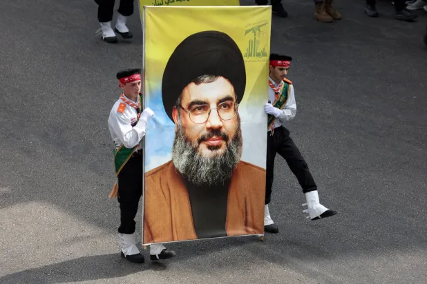 Mehdi İzcileri , Beyrut'un güney banliyölerinde düzenlenen Aşure anması sırasında Nasrallah'ın resmini taşıyor (Reuters)