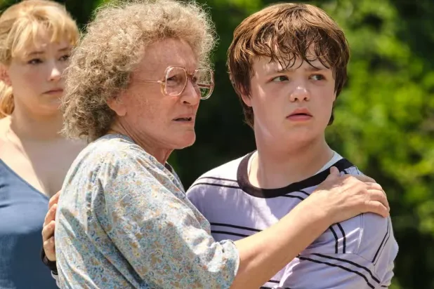 جيمس ديفيد فانس وجدّته «ماماو» في لقطة من فيلم Hillbilly Elegy (نتفليكس)