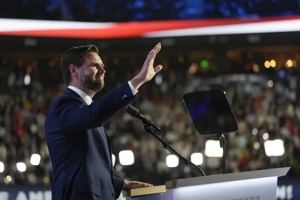 المرشح الجمهوري لمنصب نائب الرئيس السيناتور جاي دي فانس يتحدث في المؤتمر الوطني الجمهوري في ميلووكي (أ.ب)