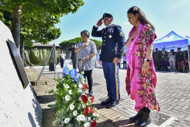 يوكو ساكاتو (يسار) وفاليري ماتسوناغا (يمين) من بين أقارب جنود قاتلوا في فوج المشاة 442 خلال الحرب العالمية الثانية يحضرون احتفال في كامب داربي (أ.ب)