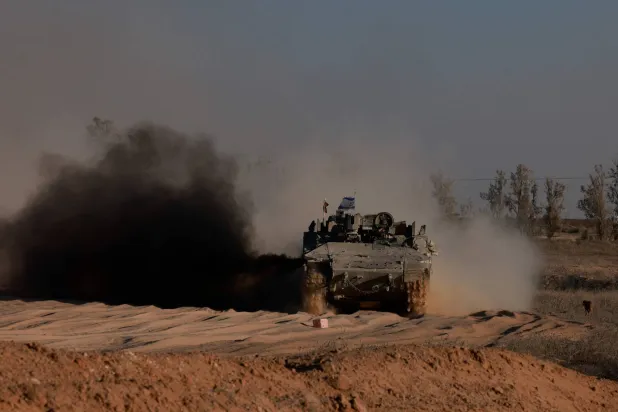 مدرعة إسرائيلية تتحرك على الحدود مع قطاع غزة (أ.ف.ب)