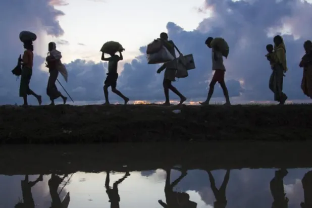 لاجئون من الروهينغا في طريقهم إلى مخيم كوتوبالونغ للاجئين بعد أن شردهم الصراع والاضطهاد (الأمم المتحدة)