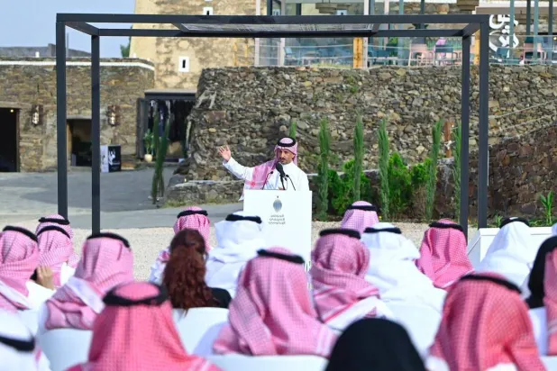 الخطيب متحدثاً للحضور عن أبرز الإحصائيات المحققة في منظومة السياحة السعودية (الشرق الأوسط)