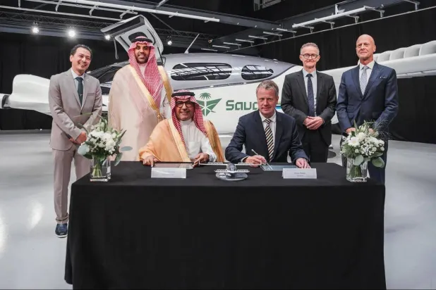 صورة للطرفين عقب توقيع الاتفاقية (مجموعة السعودية)