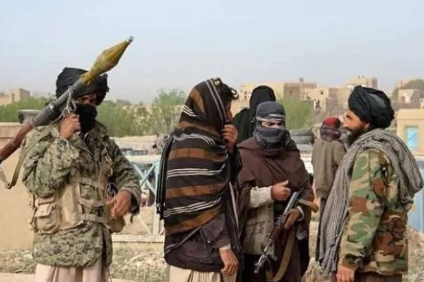 صورة تظهر أعضاء مسلحين من «حركة طالبان باكستان» المحظورة (رويترز)