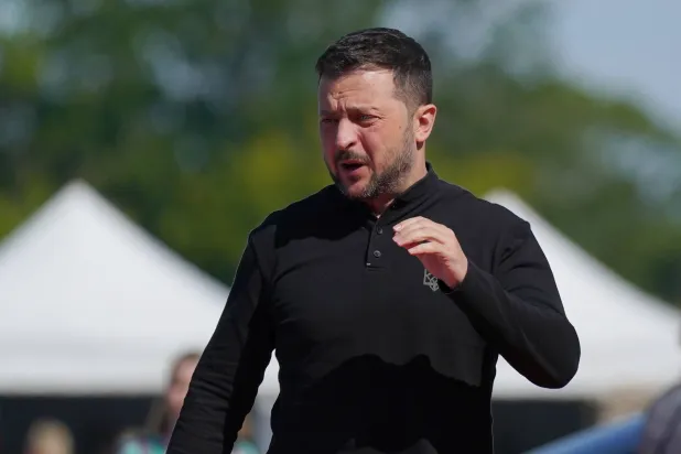 زيلينسكي لدى وصوله إلى قصر بلينهايم بالقرب من أكسفورد في شمال غربي لندن اليوم (د.ب.أ)