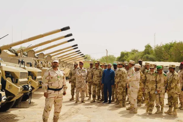 قادة من الجيش يشرحون للرئيس الموريتاني الترسانة التي اقتنوها لتحديث معدات الجيش 