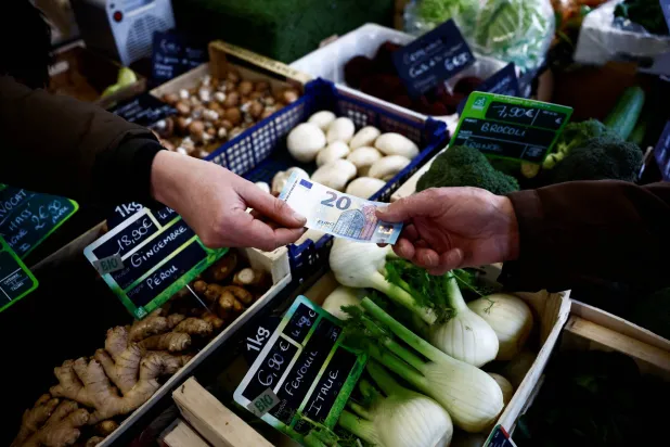 تراجع التضخم إلى 2.4 في المائة مع انخفاض الزيادات بتكلفة البقالة والزيادات الإجمالية بالأسعار لأكبر اقتصادين ألمانيا وفرنسا (رويترز)