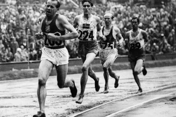مراقبون كثر اعتبروا أن السباق هو الأفضل على هذه المسافة في تاريخ الألعاب الأولمبية (الأولمبية الدولية)